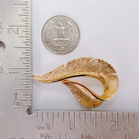 VTG Signed Sarah Coventry Gold Tone Leaf Brooch Mid Century 1960s Sculptural Pin - Picture 9 of 11